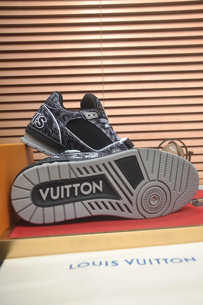 Men's men's shoes 💰640💶Original development, quality shipping, welcome to compare - LV sneaker series LV Trainer Maxi sneakers introduce the loose silhouette of the ready-to-wear series into the LV Trainer sneaker design written by Virgil Abloh, making an eye-catching appearance in the spring and summer men's wear shows. The cow leather upper is combined with rough fabric laces, and colorful beading highlights the brand's classic elements. LV letters mark the tongue and Monogram floral outsole. Mixed materials Made of first-layer cowhide, wrapped in imported custom-printed denim, thick shoelace design, large Monogram print on the side, "lv 54" badges on the tongue and heel, rubber outsole decorated with Monogram flowers, mesh lining and cotton feet, the comfort is as extreme as ever, premium heritage, quality first, worth owning! Size: Women's 35-39 (customized at 40, non-refundable) Men's 39-45 (customized at 38.46, non-refundable) ♡Full set of packaging with original gift box
